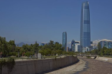 Santiago, Metropolitana Bölgesi, Şili - Costanera gökdeleni ve modern ofis binalarıyla Santiago 'nun finansal bölgesinin silüeti