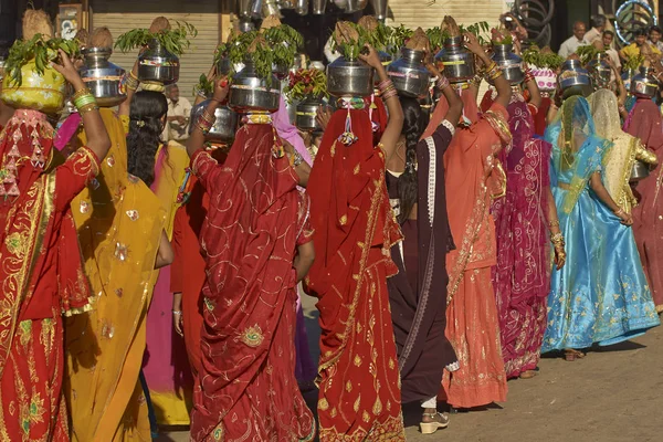 Красочная процессия на фестивале в пустыне — стоковое фото