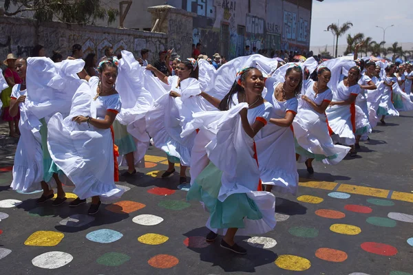 Táncosok a Carnaval Andino con la Fuerza del Sol-ban Chilében — Stock Fotó
