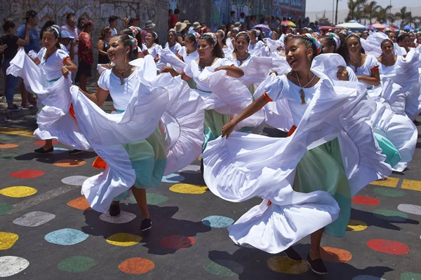 Danseurs au Carnaval Andino con la Fuerza del Sol au Chili — Photo