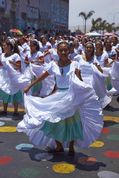 Táncosok a Carnaval Andino con la Fuerza del Sol-ban Chilében — Stock Fotó
