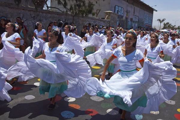 Bailarines en el Carnaval Andino con la Fuerza del Sol en Chile — Foto de Stock