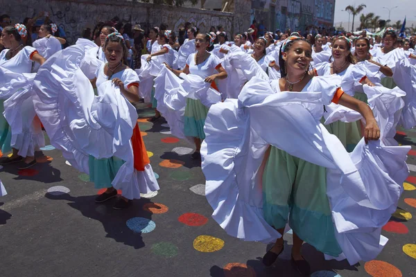 Tänzer beim Carnaval Andino con la Fuerza del Sol in Chile — Stockfoto