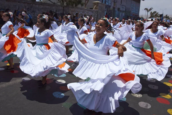 Dançarinos no Carnaval Andino con la Fuerza del Sol no Chile — Fotografia de Stock