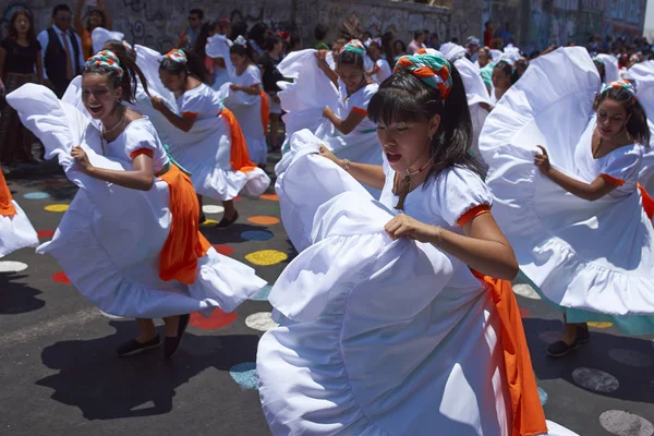 Bailarines en el Carnaval Andino con la Fuerza del Sol en Chile — Foto de Stock