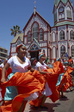 Dans grubu içinde hareket