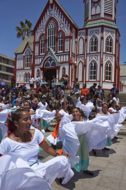 Dans grubu içinde hareket