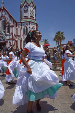 Dans grubu içinde hareket