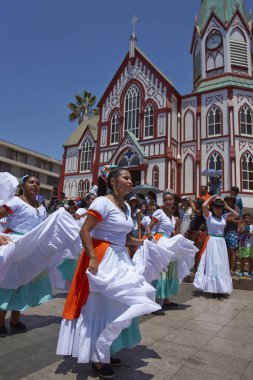 Dans grubu içinde hareket