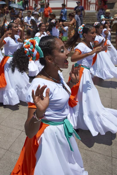 Bailarines actuando en el Carnaval de Arica — Foto de Stock