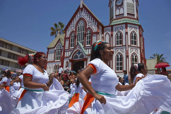 Grupo de danza en acción — Foto de Stock