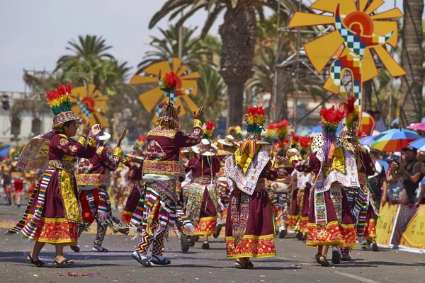 Tinkus tanzgruppe auftritt in arica, chile — Stockfoto