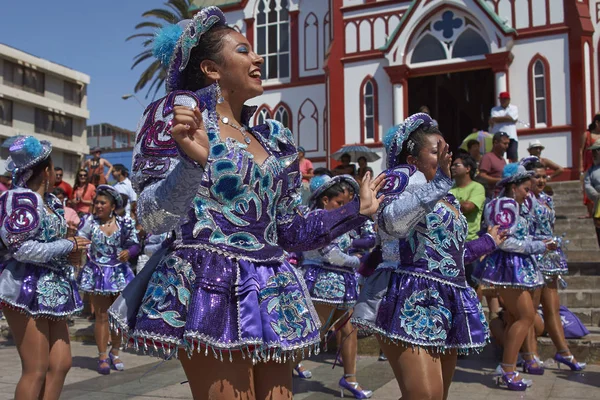 Grupo de danza caporal en el Carnaval de Arica — Foto de Stock