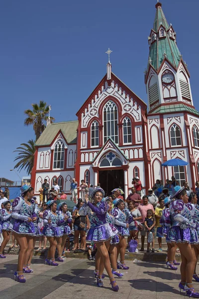Grupo de danza caporal en el Carnaval de Arica — Foto de Stock