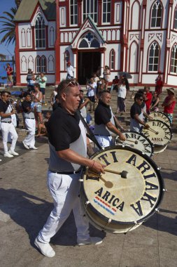 Bir Tobas dans grubu Arica karnavalında grup