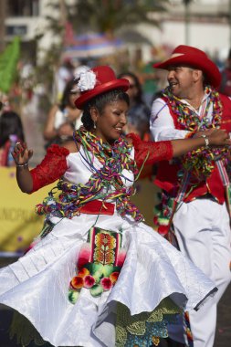 Arica karnavalda gerçekleştirme dansçı