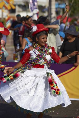 Arica karnavalda gerçekleştirme dansçı