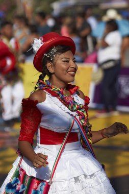 Arica karnavalda gerçekleştirme dansçı