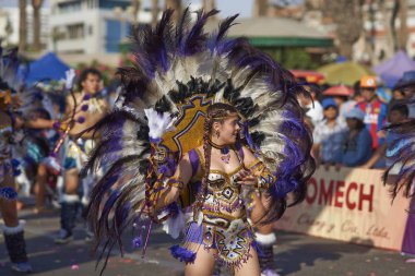 Arica, Chile - 10 Şubat 2017: Bir Tobas dans grubu yıllık Carnaval Andino con la Fuerza del Sol Arica, Şili'de sahne süslü kostüm kadın üyesi