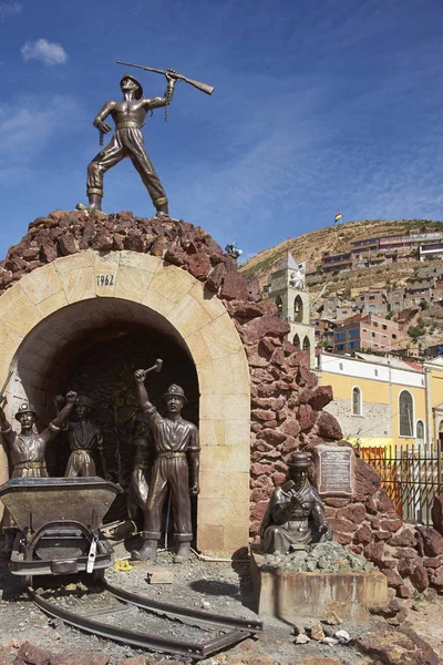 Oruro ボリビア 2017年2月24日 ボリビアのAltiplanoにあるOruroの鉱山労働者への記念像 市はまた 有名な毎年恒例のOruroカーニバルのホストを果たしています — ストック写真