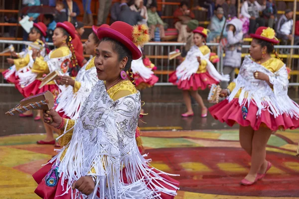Dansen in de straten bij de Oruro carnaval — Stockfoto