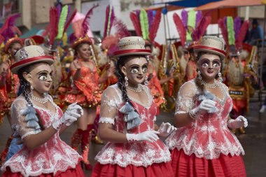 Maskeli Morenada dansçılar