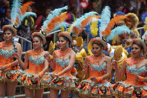 Танцовщицы на карнавале Оруро — стоковое фото