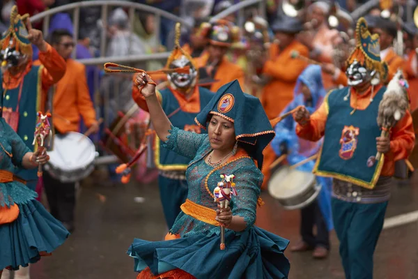 Llamerada dansgrupp på Oruro Carnival — Stockfoto