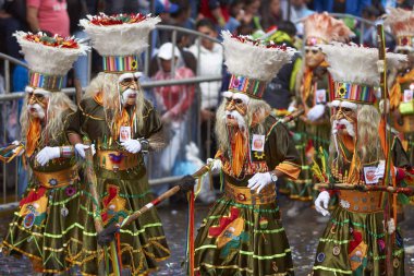 Oruro karnavalında maskeli Tobas dansçılar