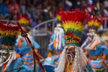 Oruro karnavalında maskeli Tobas dansçılar