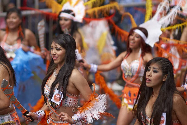 Bailarines de Tobas en el Carnaval de Oruro —  Fotos de Stock