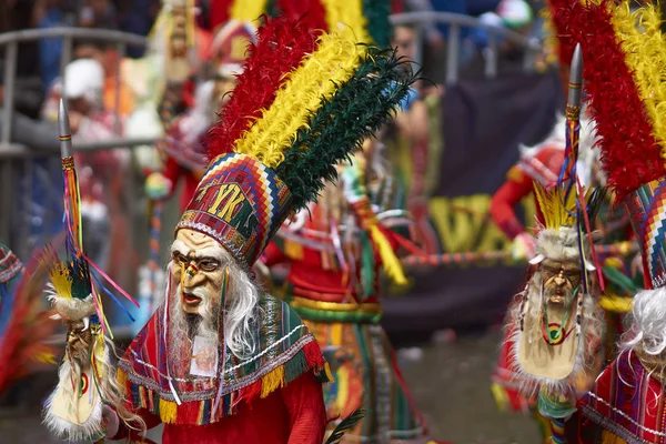 Танцоры в маске Тобаса на карнавале Оруро — стоковое фото