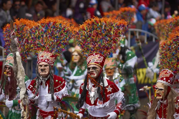 Танцоры в маске Тобаса на карнавале Оруро — стоковое фото