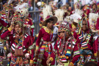 Tinkus dans grubu: Oruro karnavalında