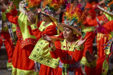 Tinkus dansçılar: Oruro karnavalında