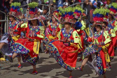 Tinkus dansçılar: Oruro karnavalında