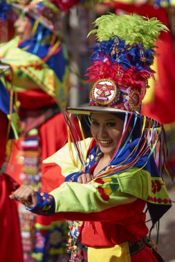 Oruro karnavalında Tinkus dansçı
