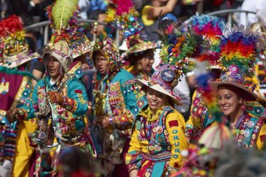 Tinkus dans grubu: Oruro karnavalında