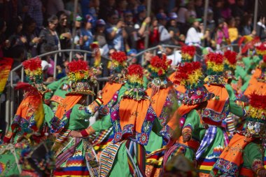 Tinkus dans grubu: Oruro karnavalında