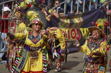 Tinkus dansçılar: Oruro karnavalında