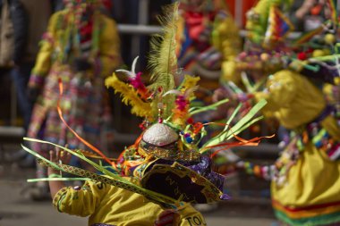Tinkus dansçılar: Oruro karnavalında