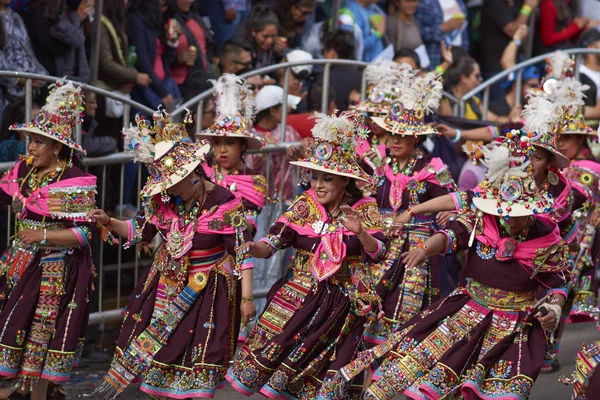 Tinkus-dansgroep uitvoeren tijdens het carnaval van Oruro — Stockfoto