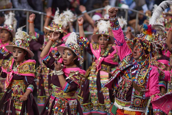 Tinkus-dansgroep uitvoeren tijdens het carnaval van Oruro — Stockfoto