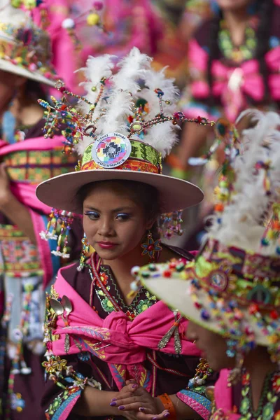 Tanzgruppe tinkus tritt beim Oruro-Karneval auf — Stockfoto