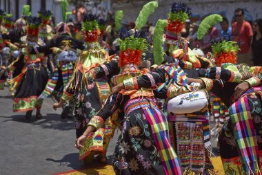 Tinkus dans grubu Arica karnavalında