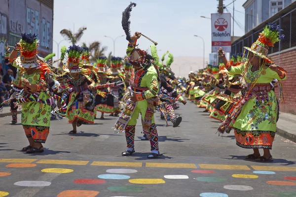 Tinkus tanzgruppe beim arica-karneval — Stockfoto