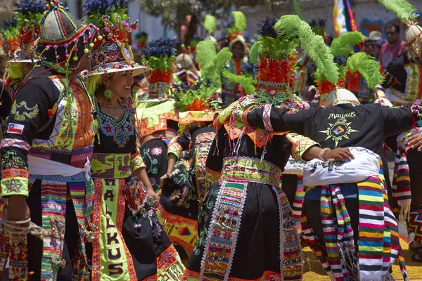 Танцевальная группа Tinkus на карнавале в Арике — стоковое фото