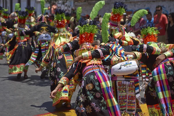 Tinkus tanzgruppe beim arica-karneval — Stockfoto