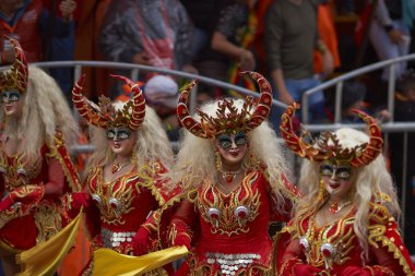 Oruro karnavalında maskeli Diablada dansçılar