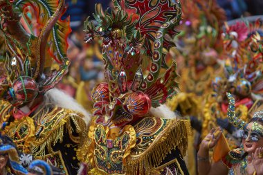 Oruro karnavalında maskeli Diablada dansçılar